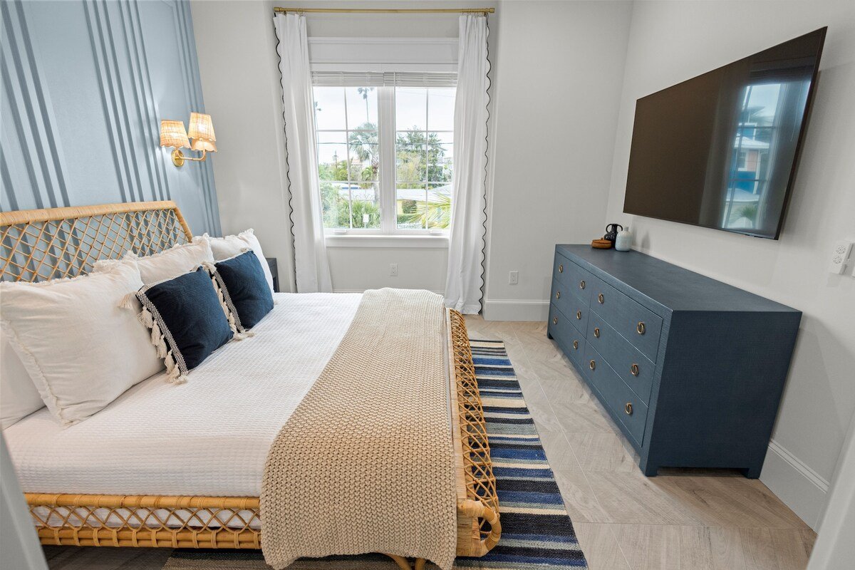 Rooftop Views! Pool, Spa and Game Room! gallery image 3