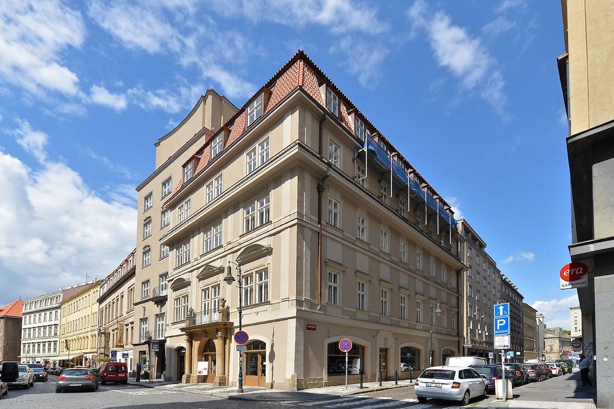 Spacious 2-bedroom Old Town Apartment gallery image 3