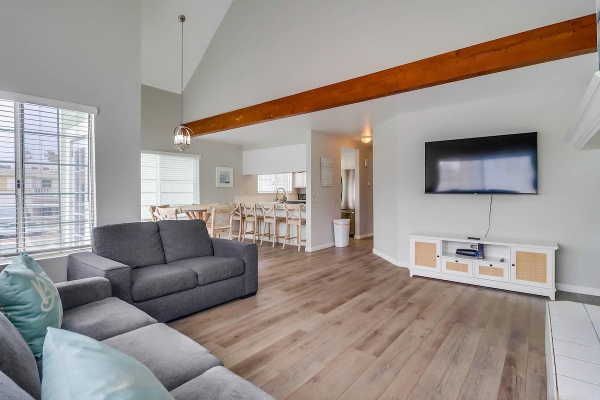 Steps to ocean & bay, A/C, large patio, 4 parking gallery image 4