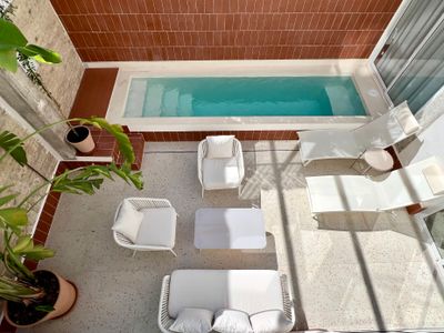 Spectacular space with pool