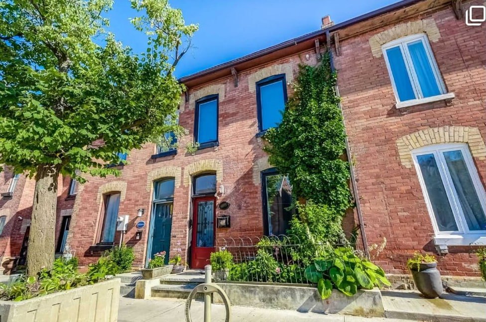 Charming 3-Bed Victorian Townhouse w/ Free Parking gallery image 2