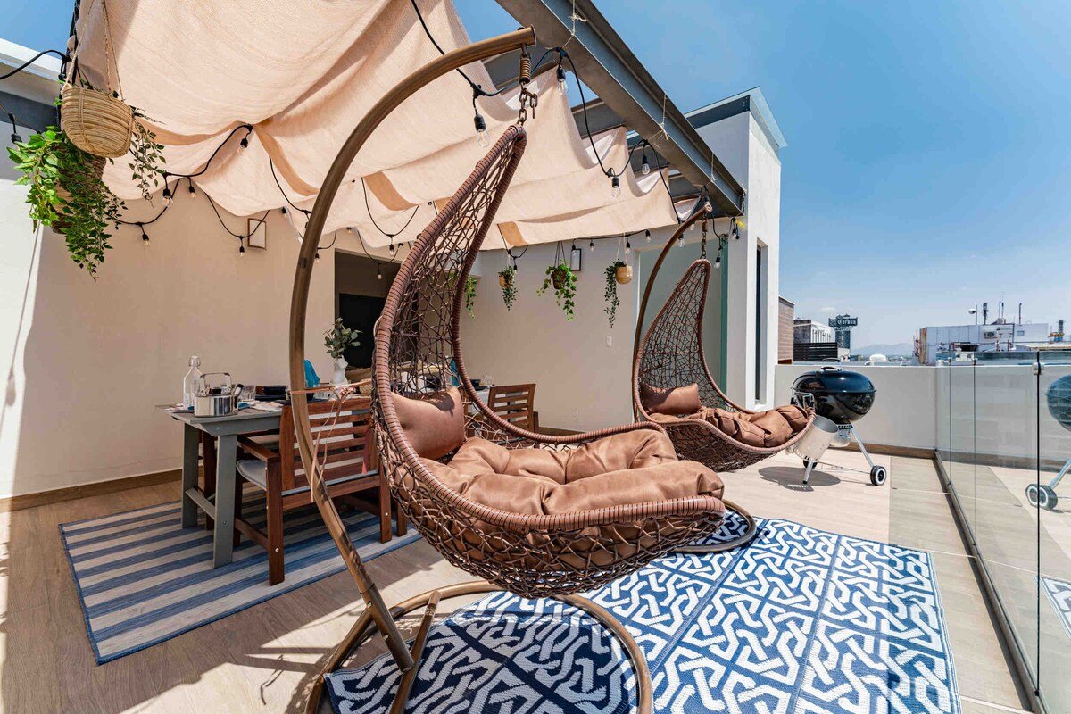 Stylish 3-Level PH, Private Rooftop & City Views gallery image 3