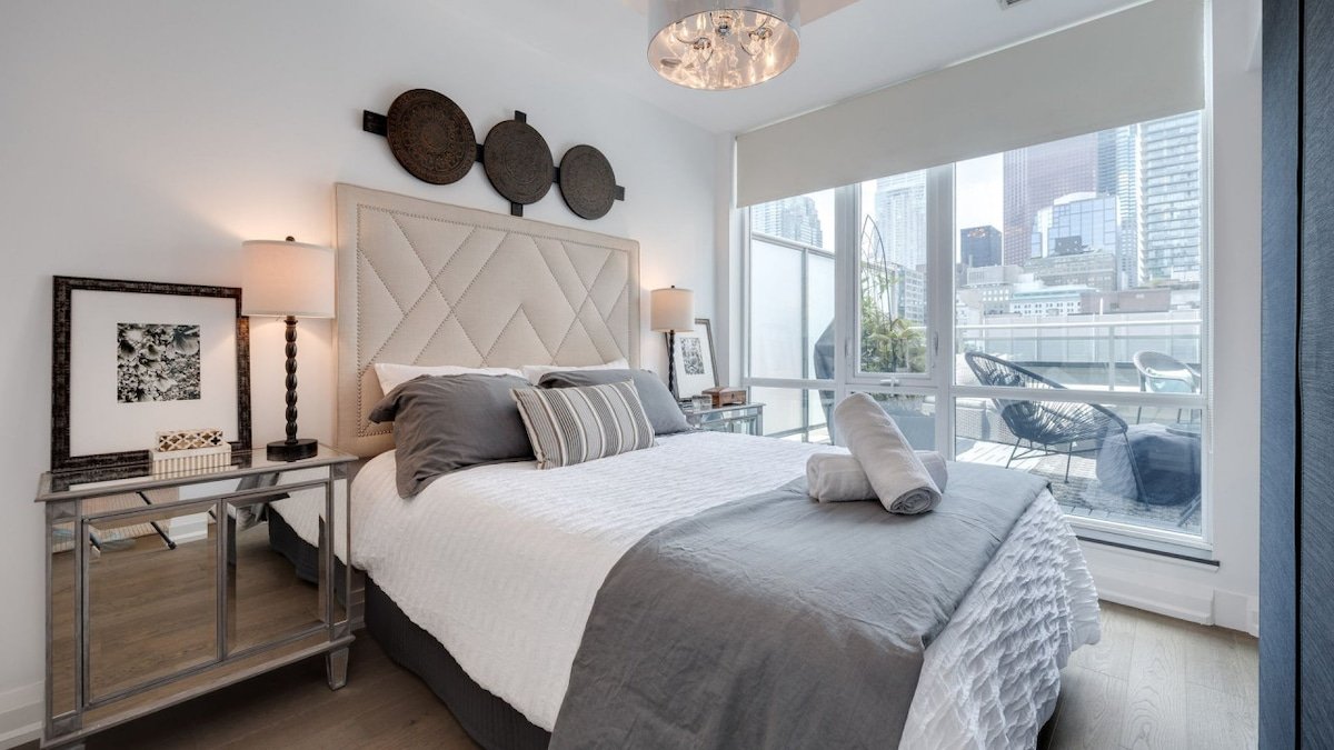 Urban Gem with Large Private Patio in DWTN Toronto gallery image 4