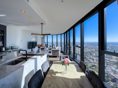Lvl 76 Skyline Modern Luxury 3 BR in Melbourne CBD