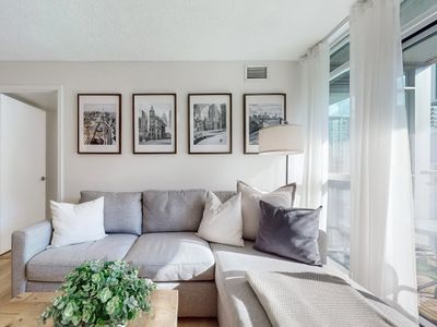 Stylish 2BR King Bed |TO | Rogers Centre + Parking