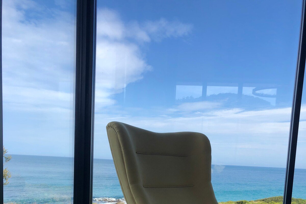 Seaside home ~ Hot Tub, Pool and Cliff Top Sauna gallery image 2