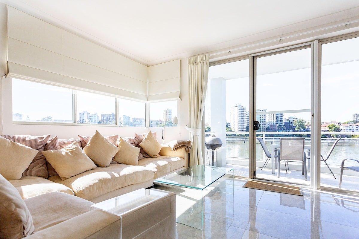 Luxury Waterfront 3BR Apartment gallery image 2