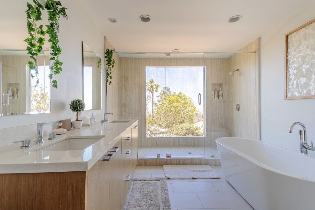 Beverly Hills Home gallery image 2