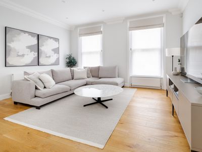 Modern London home w/ full kitchen