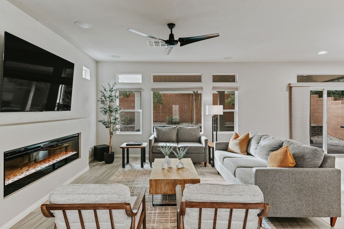 Spacious 4BR Retreat w/ Backyard & Near the Strip gallery image 3