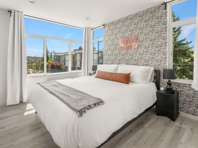 Emerald City Chic 2B/2B | Skyline/Water Views