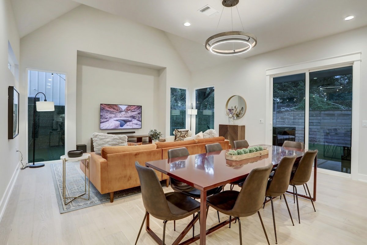 Bachelor(ette) House | East Downtown | Sleeps 24 gallery image 4