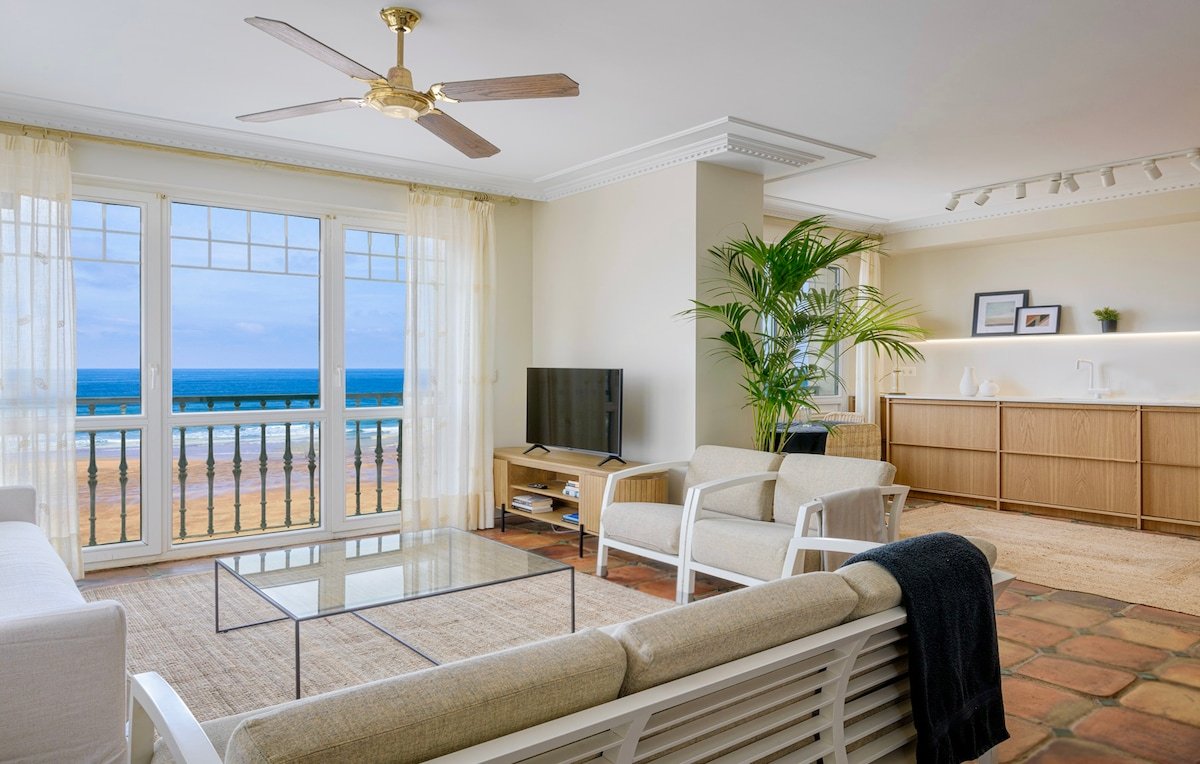 Beach front luxury apartment gallery image 3
