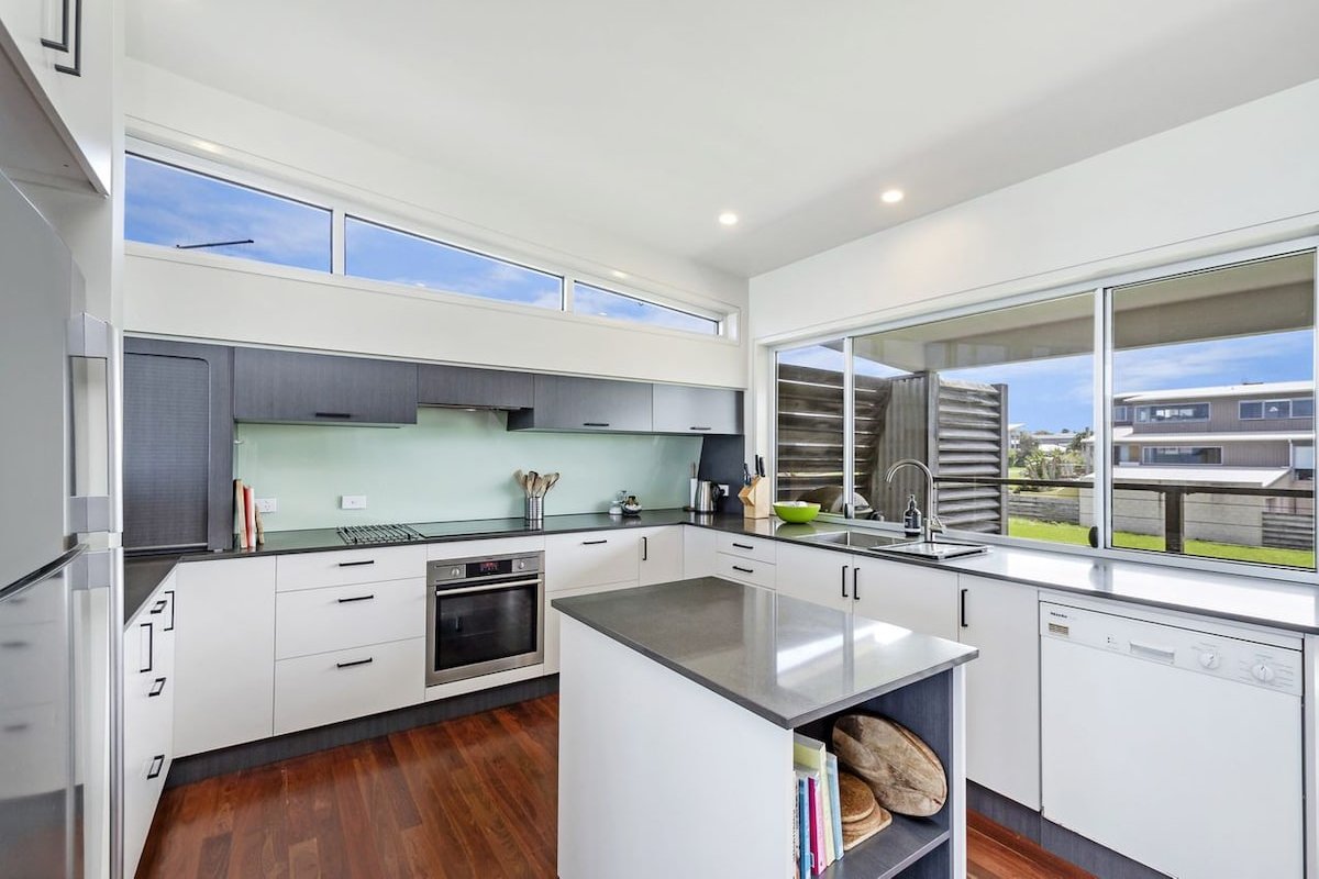 Sea-Lit South Beach frontage gallery image 5