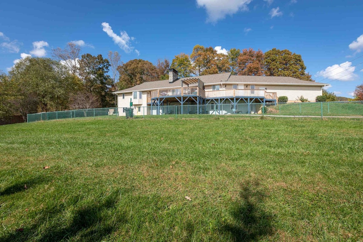 Water, Electric, WiFi, PETS Sleeps 11. Near Aville gallery image 2