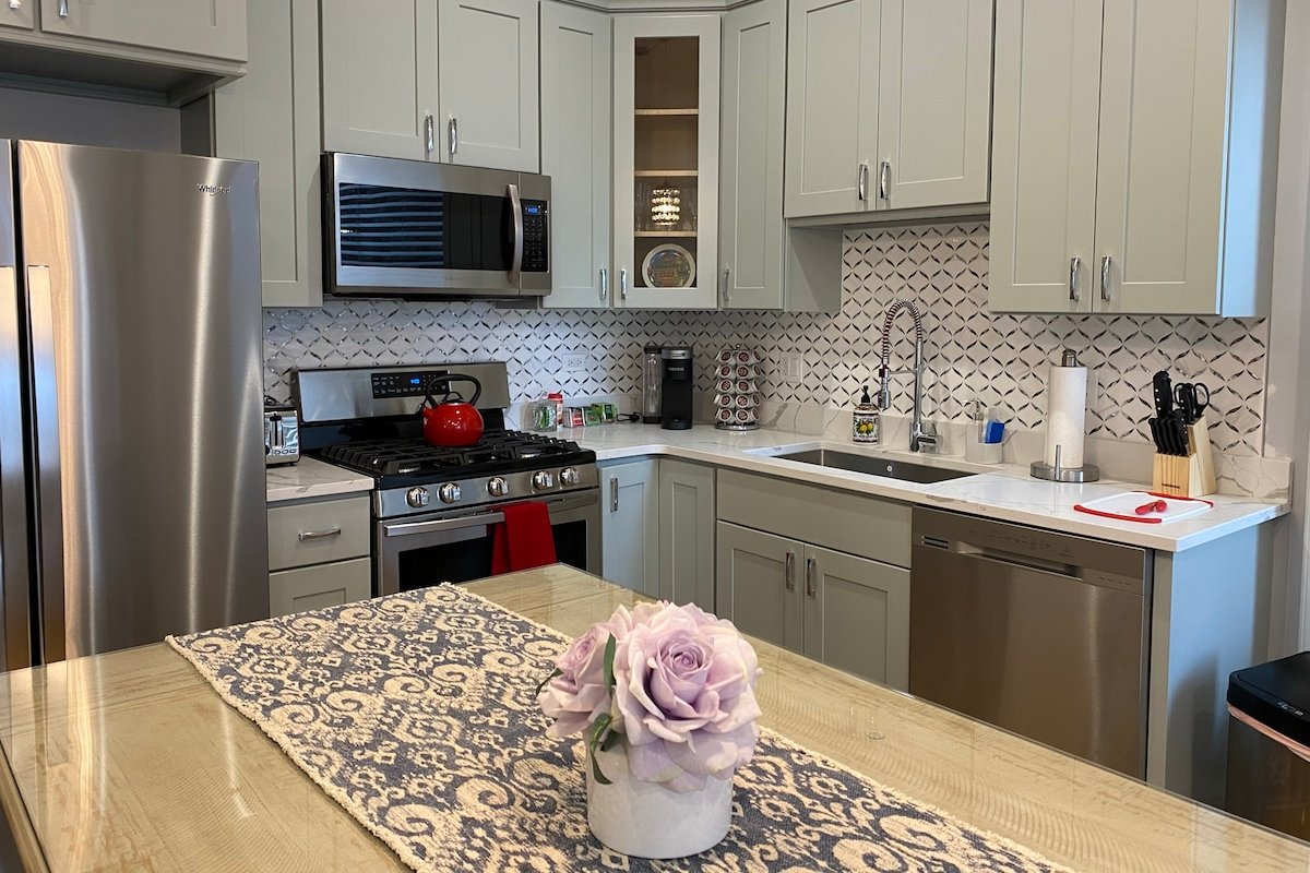 Wrigleyville Inn. Historic Greystone, Free Parking gallery image 3