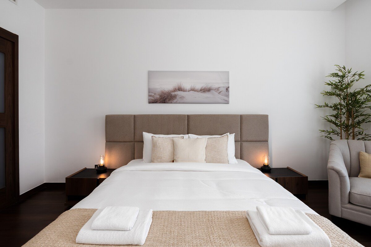 Modern & Spacious 3BR Palm Apt w/ Beach Access gallery image 2