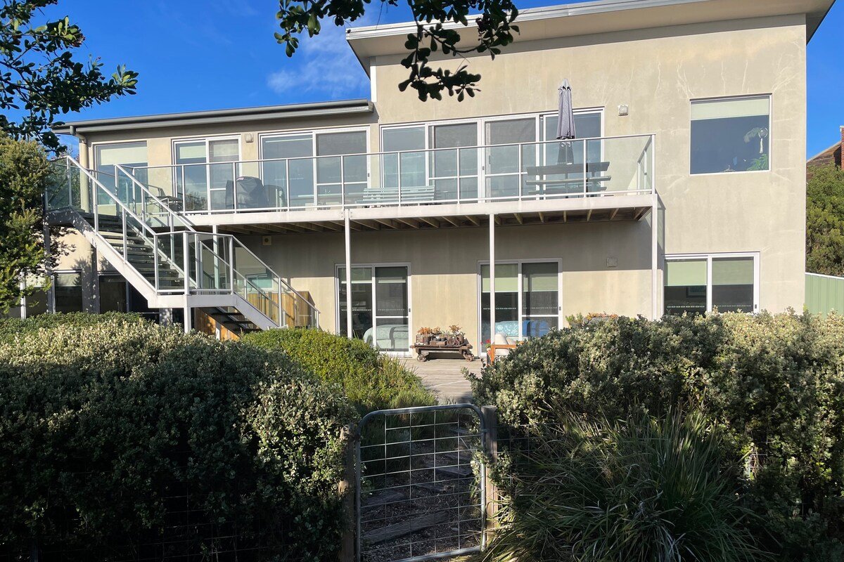 The Dunes 4 bedrooms. Amazing water beach views gallery image 3