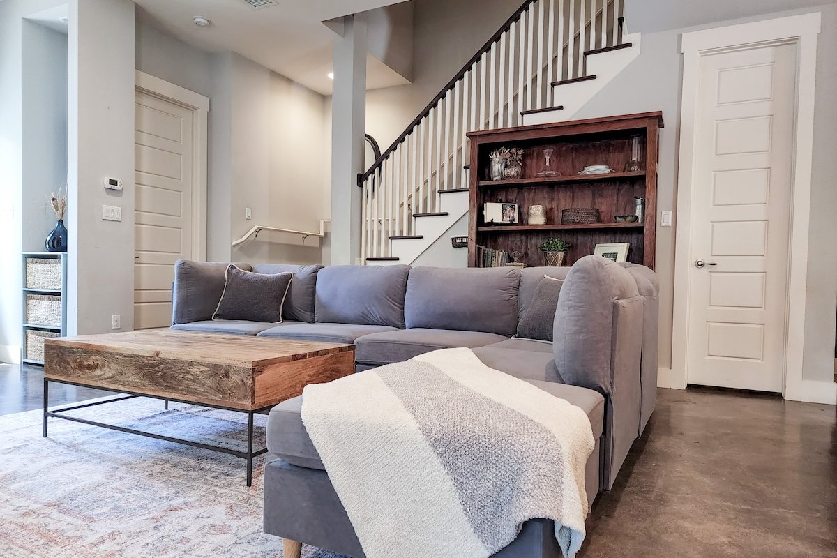 Central Austin Retreat For 16. Walk Everywhere! gallery image 4