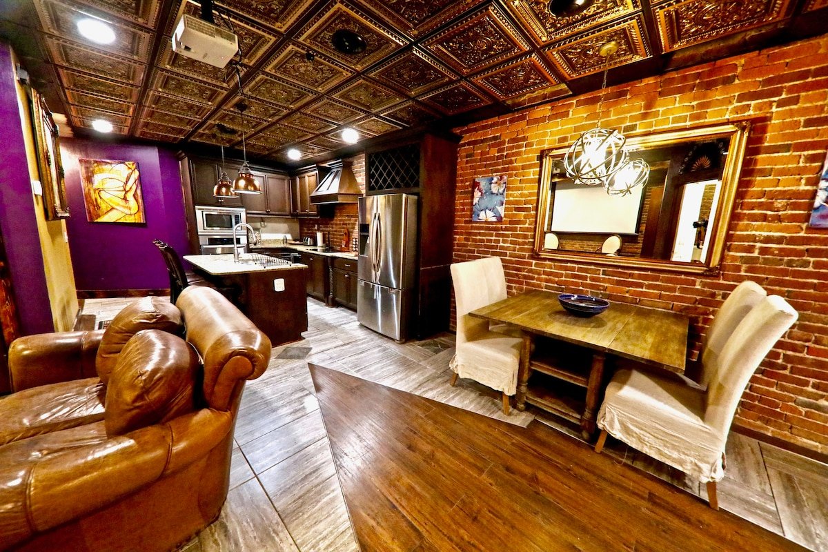 Broadway! 4br/2bth 2500sf Art Gallery/Steam Room gallery image 2