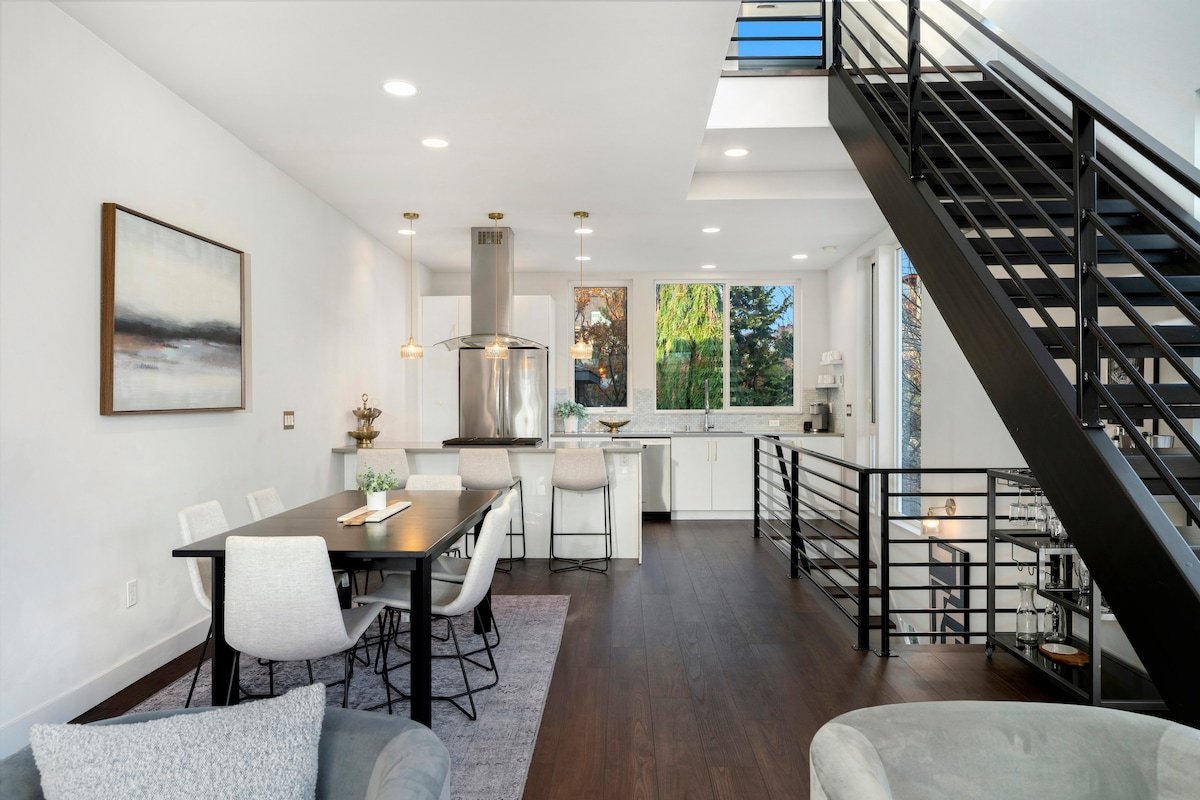 Lux Townhome: Space Needle Views with Parking gallery image 4