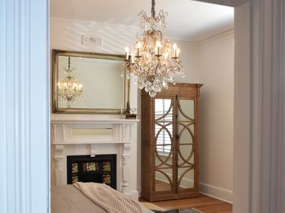 Foodie district, fireplace, deep bath. Parking.