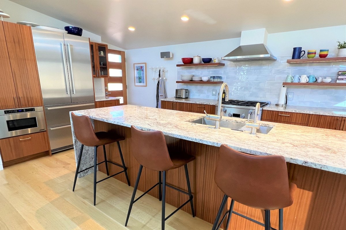 Goldfinch House – Scandinavian Modern Near Beaches gallery image 4