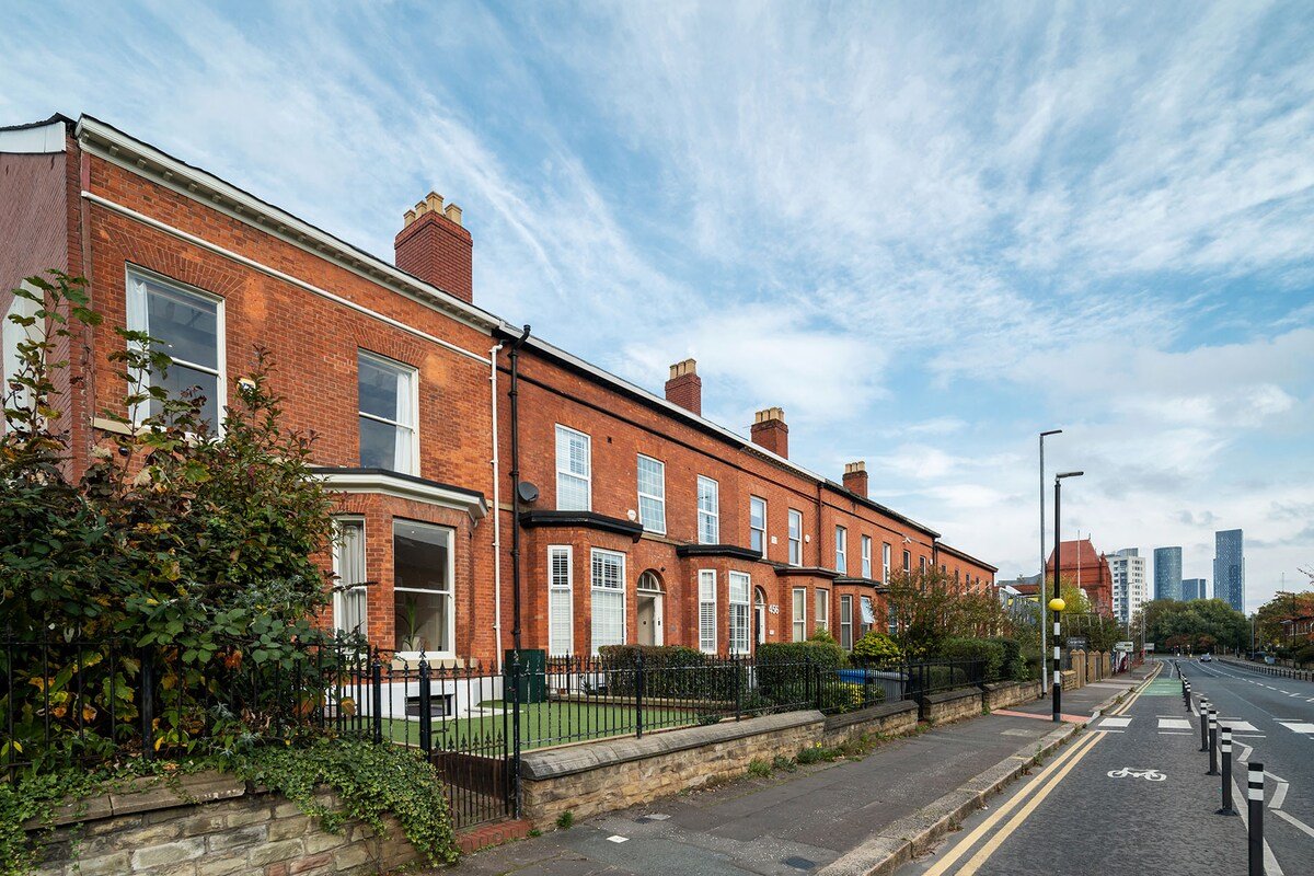 6 Bed, 6 Bath Home | 10 mins to MCR City Centre gallery image 3