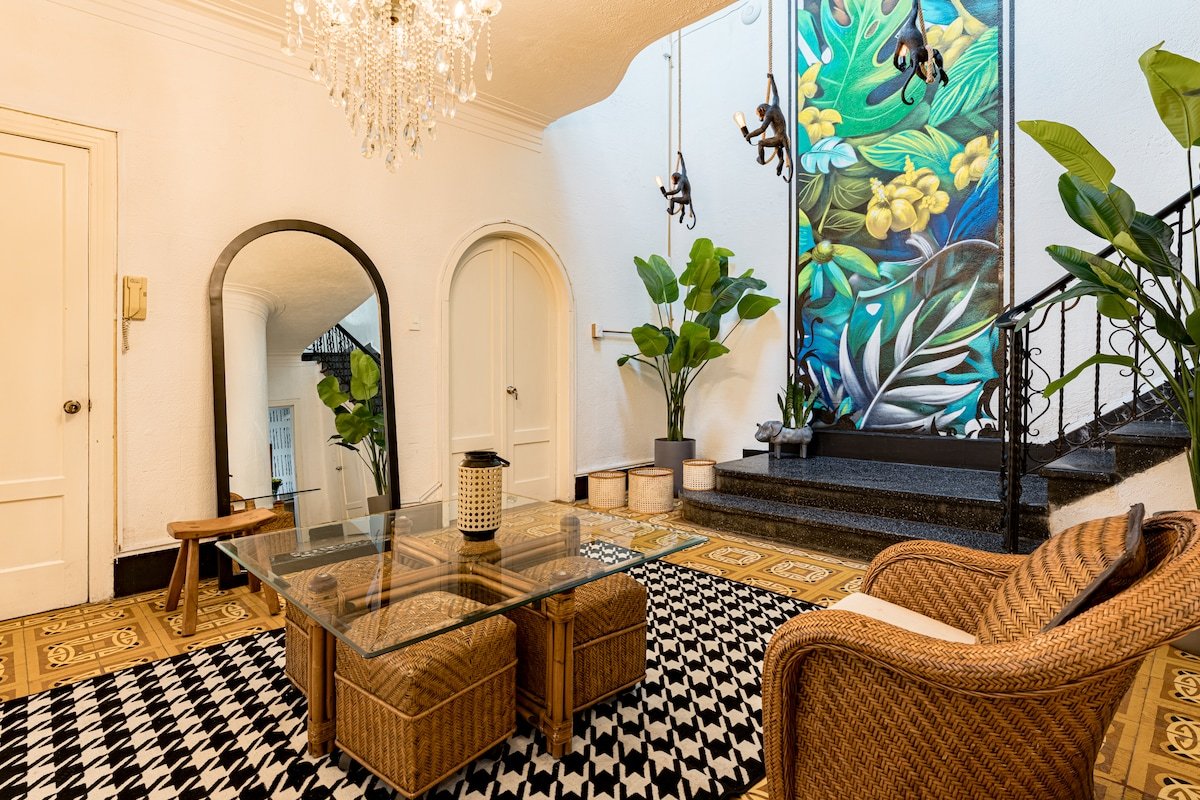 Huge Home for 23, Rare Indoor Garden Near Hotspots gallery image 2