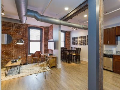 WALK to all the bars! DOWNTOWN Nashville Loft! 404