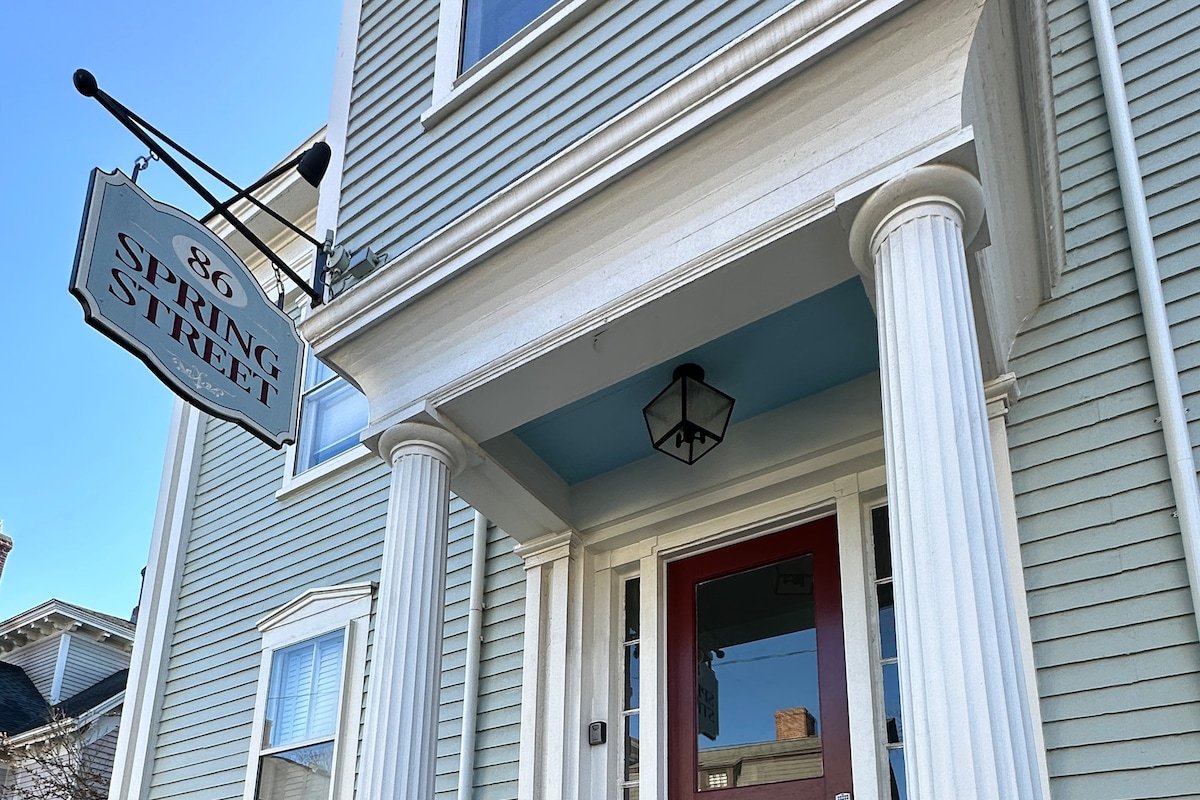 Charming Victorian Home Downtown Newport gallery image 3