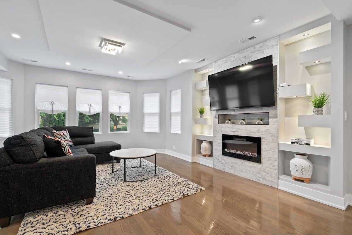 Gorgeous 7BD Home w/ Garage gallery image 2