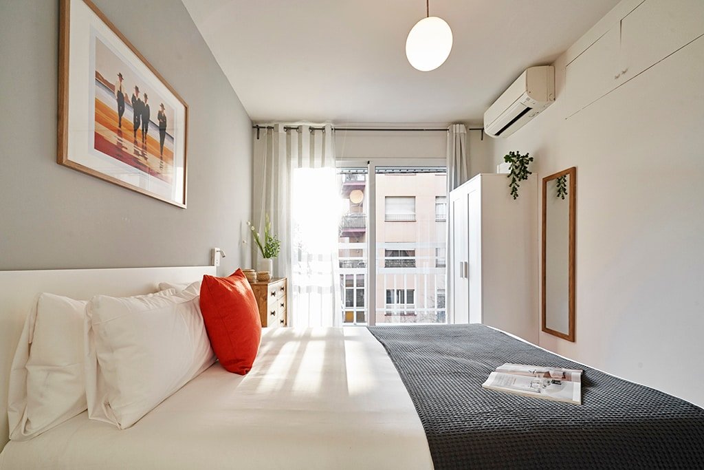 Love Local Life near Sagrada Familia 4BD/2BTH 7PP gallery image 3