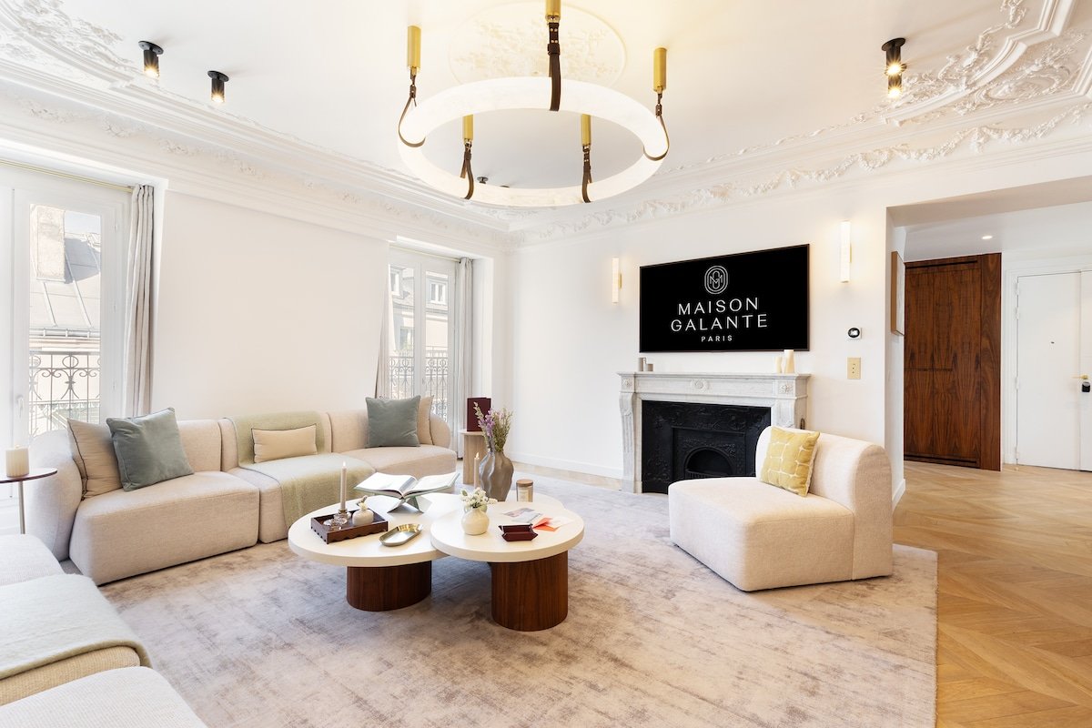 A 5BR/4BA Duplex w/Services in La Madeleine-Opéra