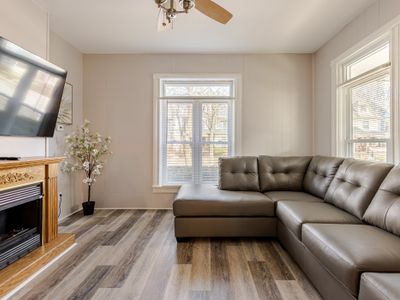 PARK PLACE: The Heart of the ROC 4bdrm-AC, Parking