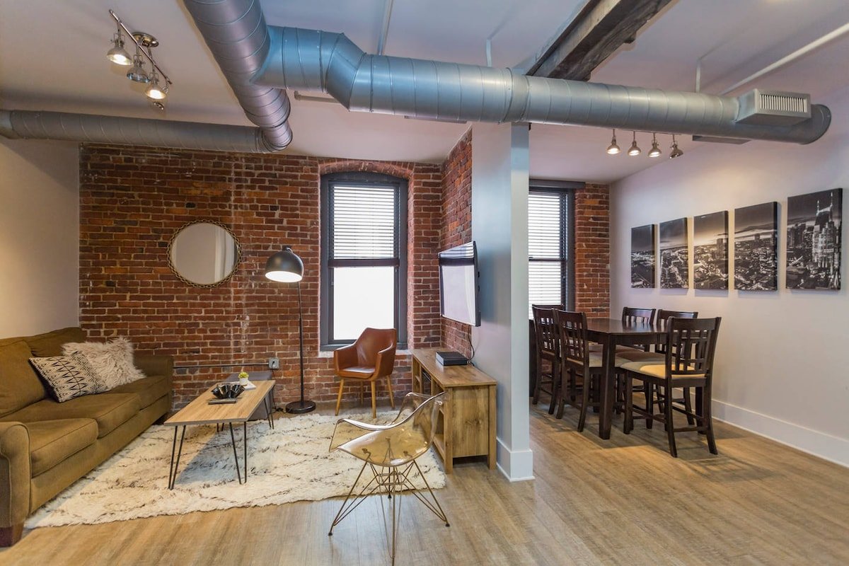WALK to all the bars! DOWNTOWN Nashville Loft! 404 gallery image 3