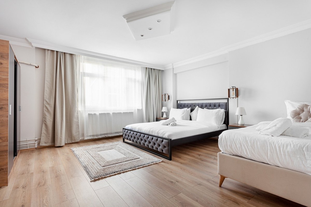 Modern &Spacious 4BR-2BA. Main Street Metro &Lift gallery image 4