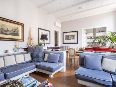 Radiant, Luxury Eclectic Apartment in Oltrarno