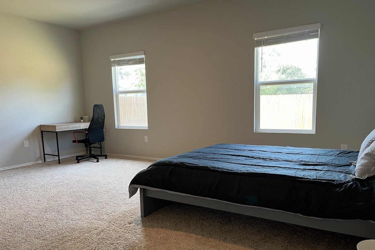 Corp Home 5Bdrm+Flex, 10Bd 3 Ba, Tesla, Samsung gallery image 3