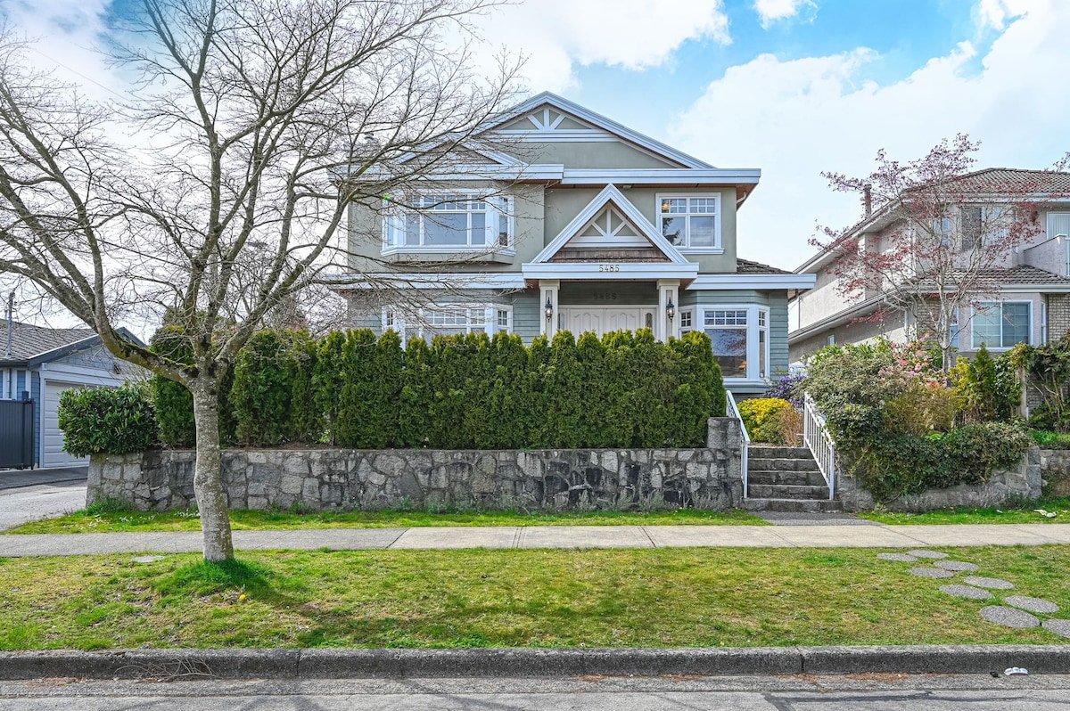 12 guest home in heart of Vancouver No Hidden Fees gallery image 3