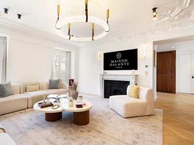 A 5BR/4BA Duplex w/Services in La Madeleine-Opéra