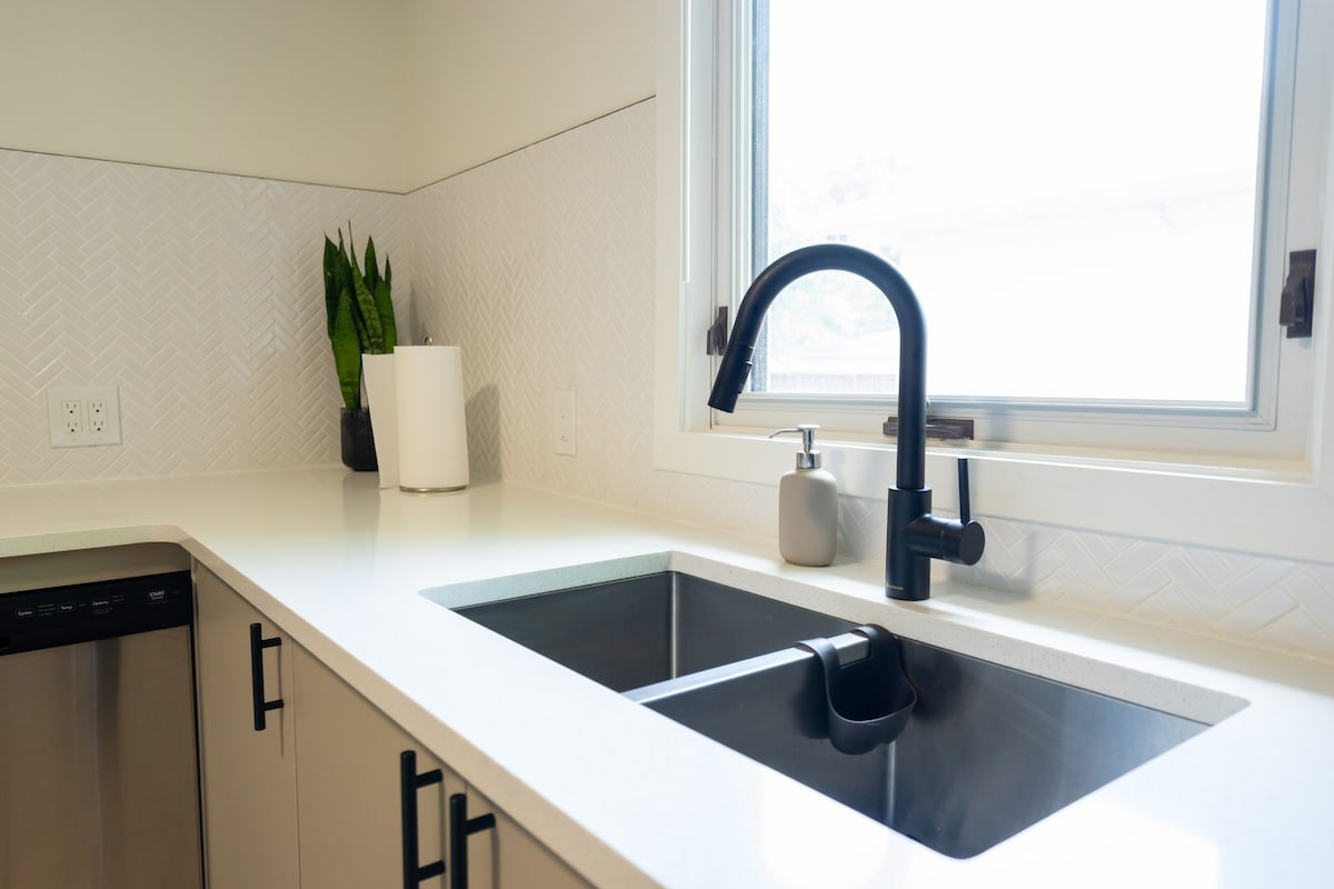 Central 3-Bedroom Mid-Century Modern Bungalow gallery image 5