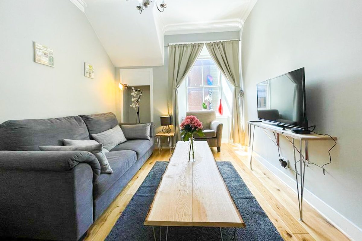 Charming 3 Bed Apartment in The Old Town gallery image 2