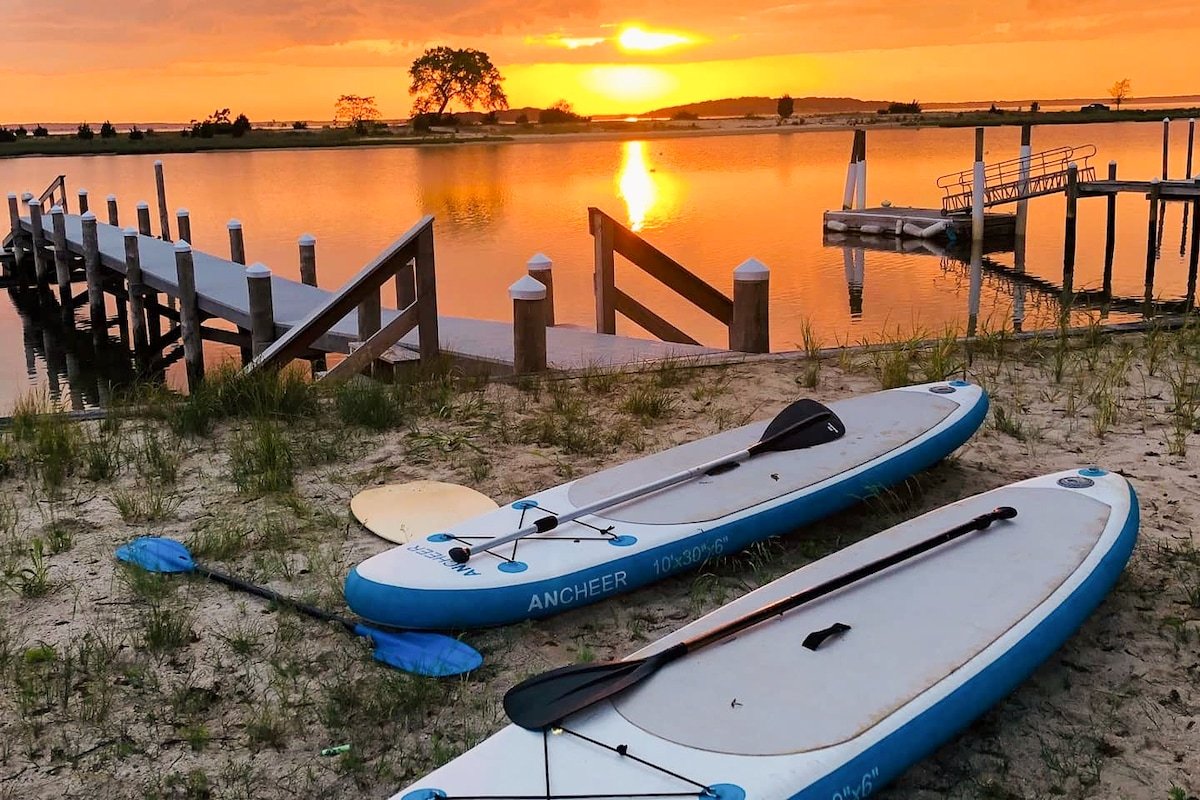 Contemporary Waterfront Paradise