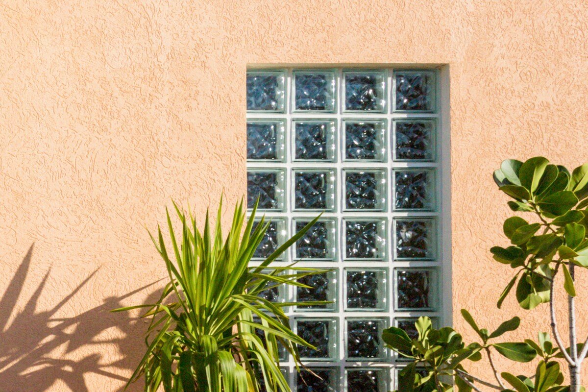 Three Dolphins gallery image 5