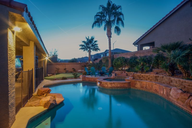 Paradise off the strip, Big Loft&Fun backyard gallery image 3