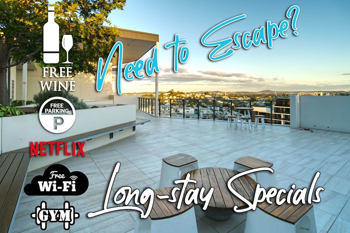 4BR Food&Drink Hub | Pool | 3 cars | Gym | Rooftop gallery image 2