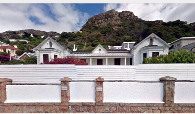 Spacious Oceanfront Historic Carisbrooke House gallery image 3