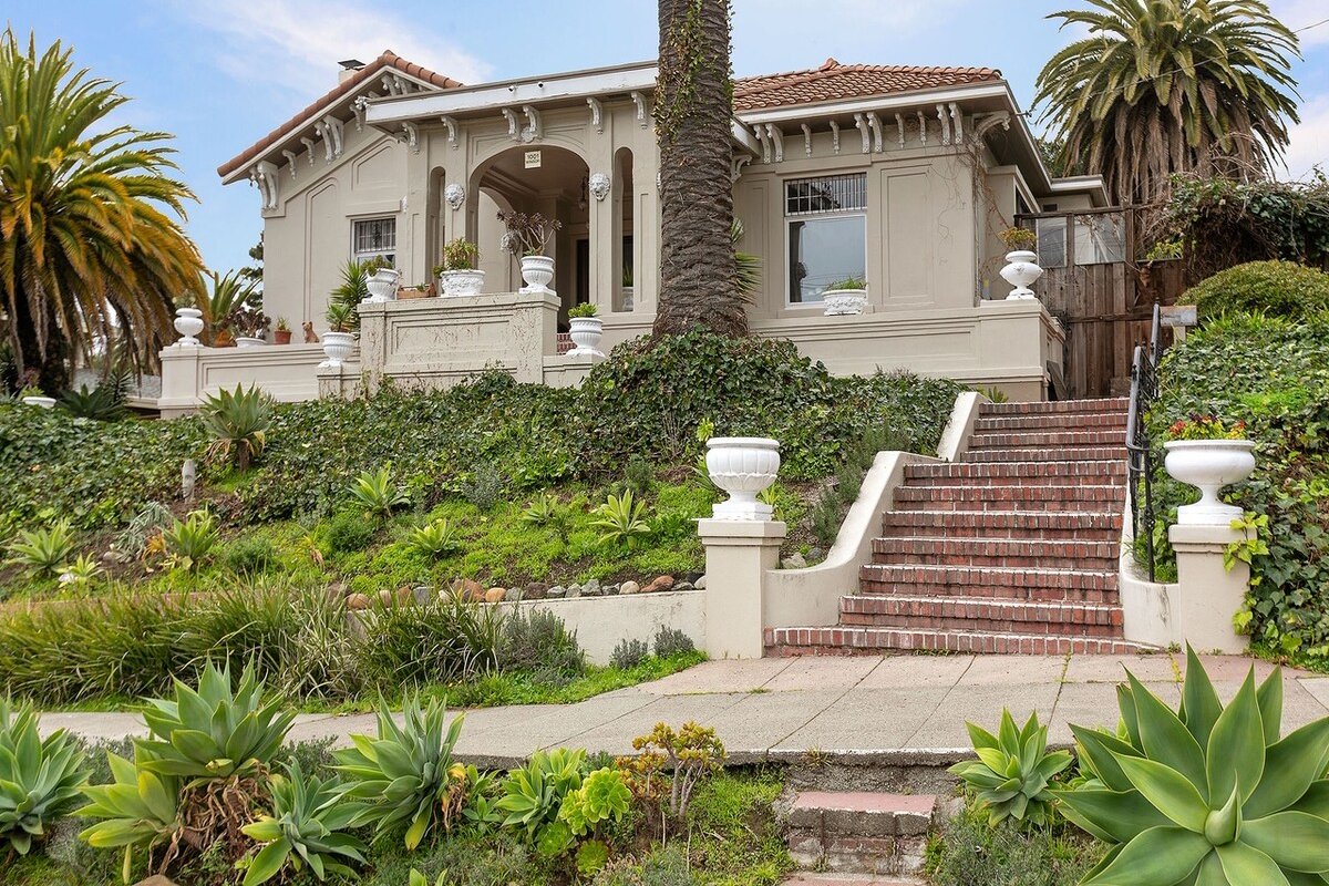 2 BR, 2 bath, huge + palms & art gallery image 3