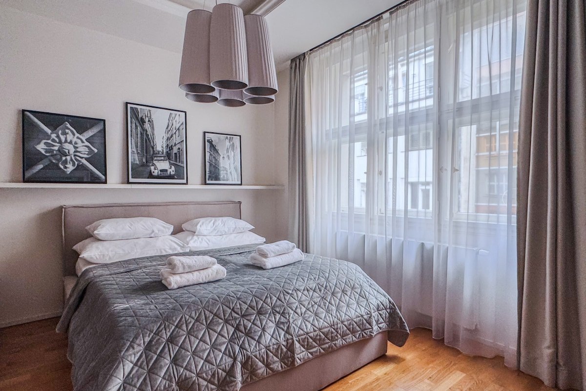 Bright and Modern 3-Bedroom Apartment in Old Town gallery image 2